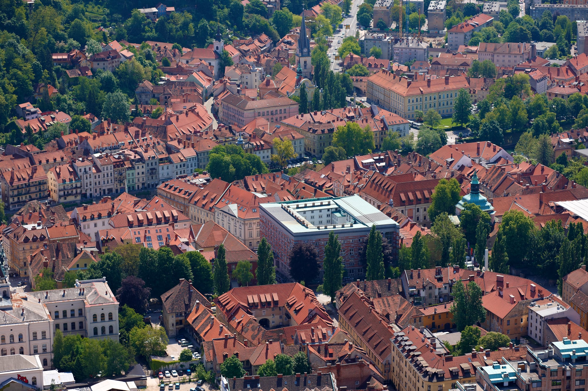 Pogled iz zraka na Narodno in univerzitetno knjižnico in na okoliške stavbe.